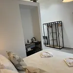 招待所 Lina & 4*